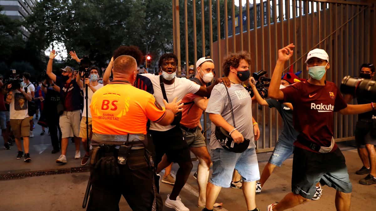 Hinchas del Barcelona protestan a las puertas del Camp Nou: "¡Messi quédate!"