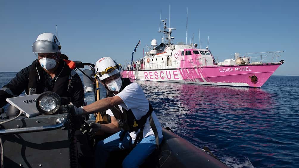 El barco Banksy que rescata migrantes pide socorro desde el Mediterráneo