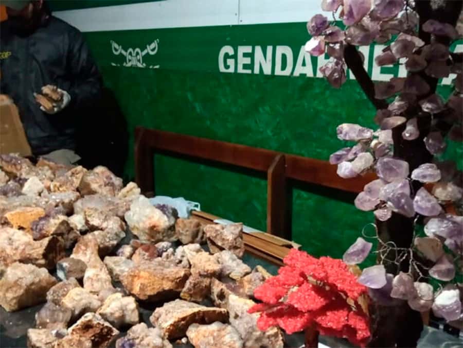 Gendarmes secuestraron encomiendas con cien kilos de piedras semipreciosas