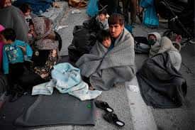 Migrantes esperan la noche a la intemperie tras los incendios en el campamento griego