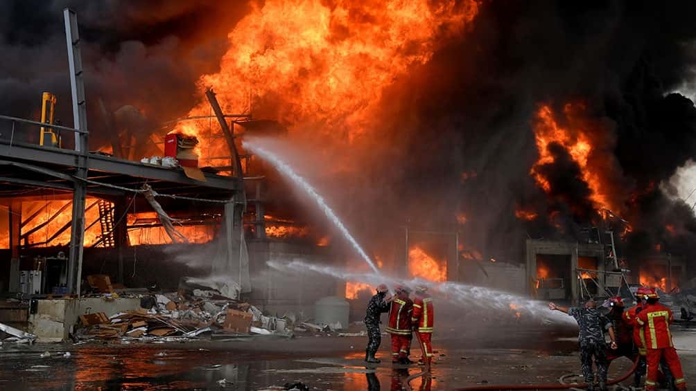 Extinguen el gran  incendio en el  puerto de Beirut