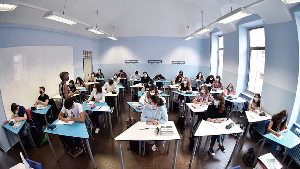 Italia:  a días del reinicio de clases, hay 13 mil  contagios entre el personal docente