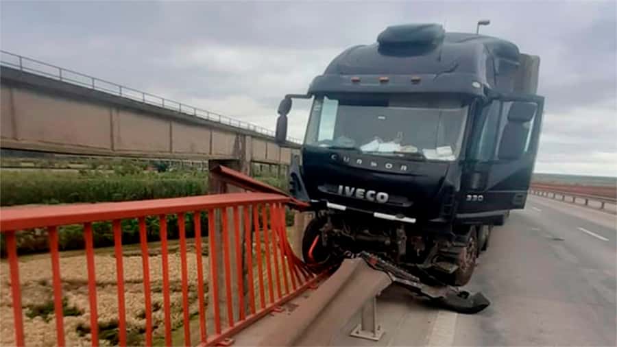 Un camión impactó en el puente Brazo Largo-Zárate