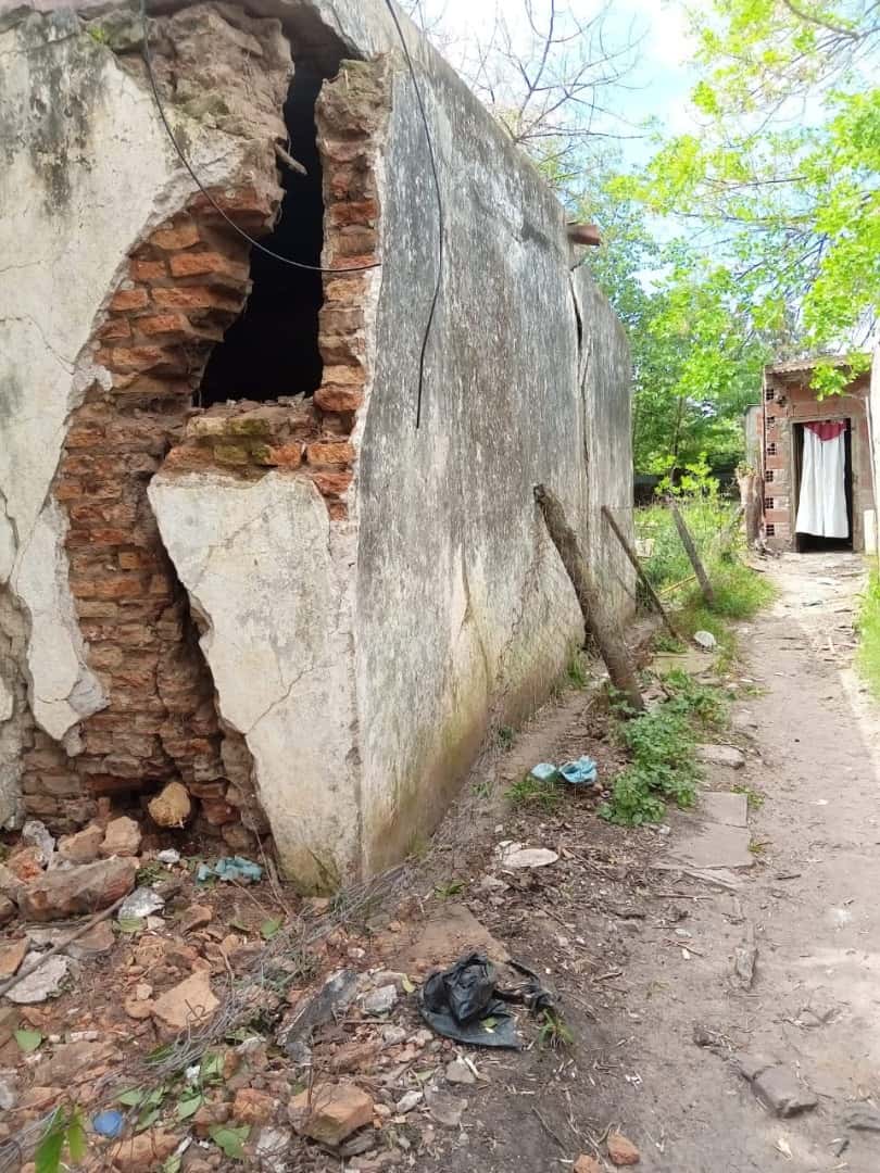 Gualeguaychú: una casa abandonada está a punto de derrumbarse