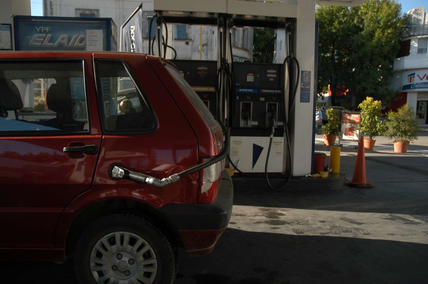 YPF aumentó un 3,5% promedio sus combustibles