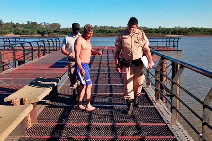 Cruzó a nado el río Uruguay desde Salto por una apuesta, pero terminó detenido