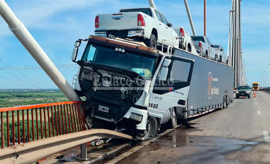 Un camión quedó al borde de caer del puente Zárate Brazo Largo
