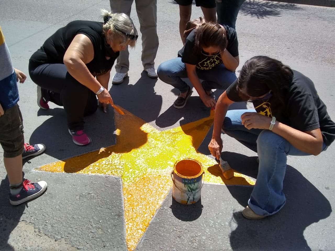 Aciverjus pintó la estrella  amarilla  N° 96  para recordar a Yazmín López