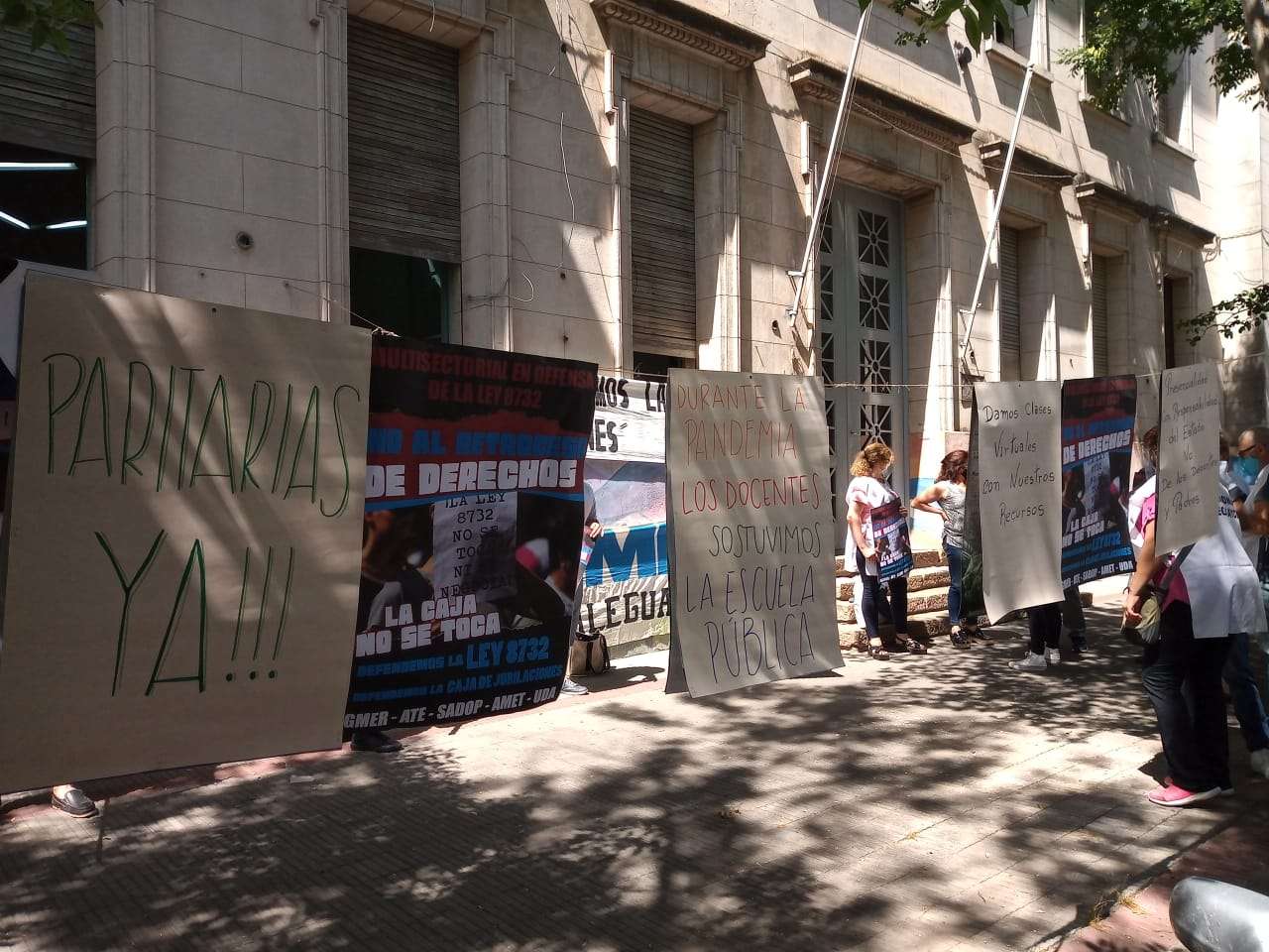 Docentes se manifestaron frente  a la Departamental de Escuelas