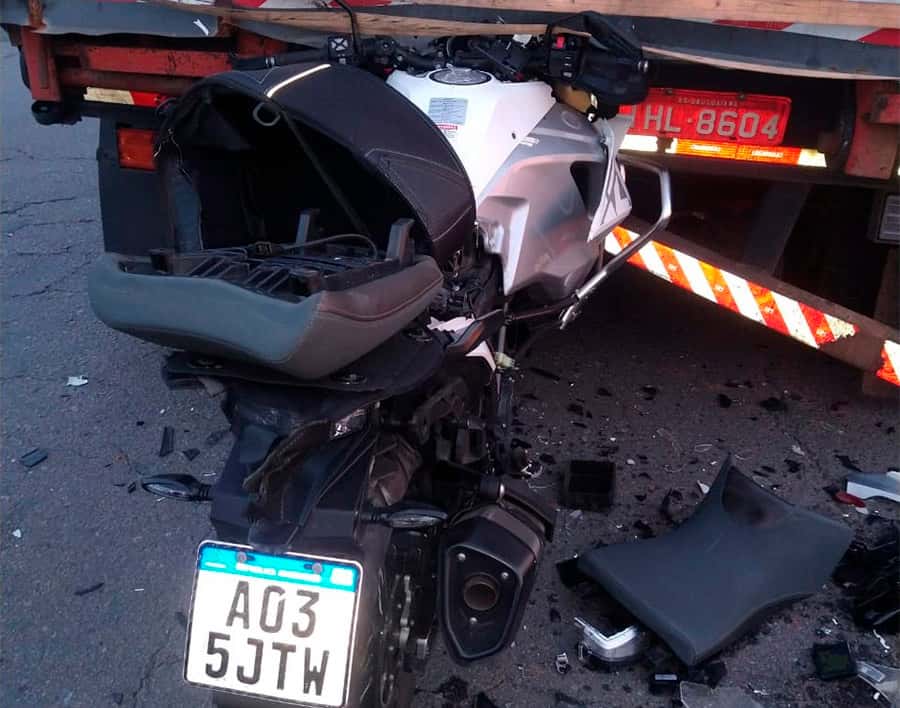 Un motociclista murió tras chocar contra un  camión que transportaba una máquina vial