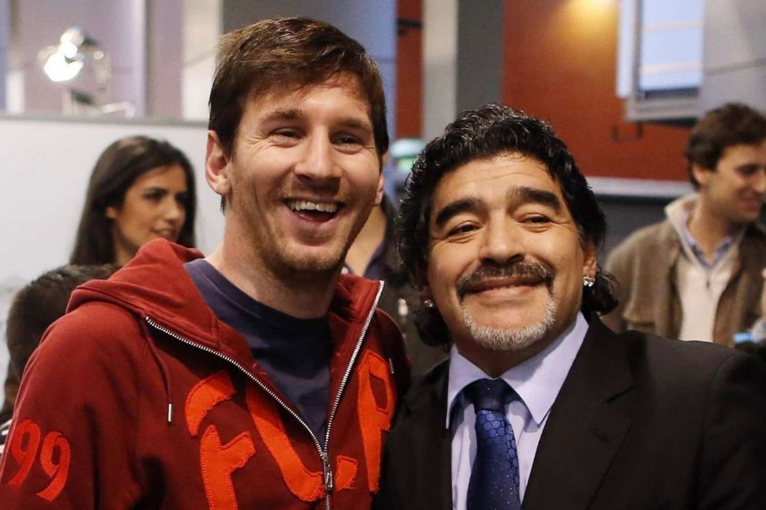 Maradona y Messi integran el mejor equipo de la historia de la revista France Football