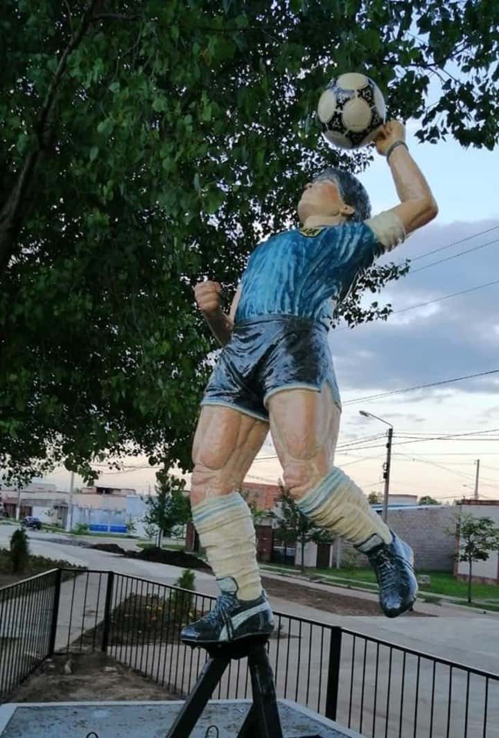 Inauguran en Tucumán una escultura tamaño real en homenaje a Maradona