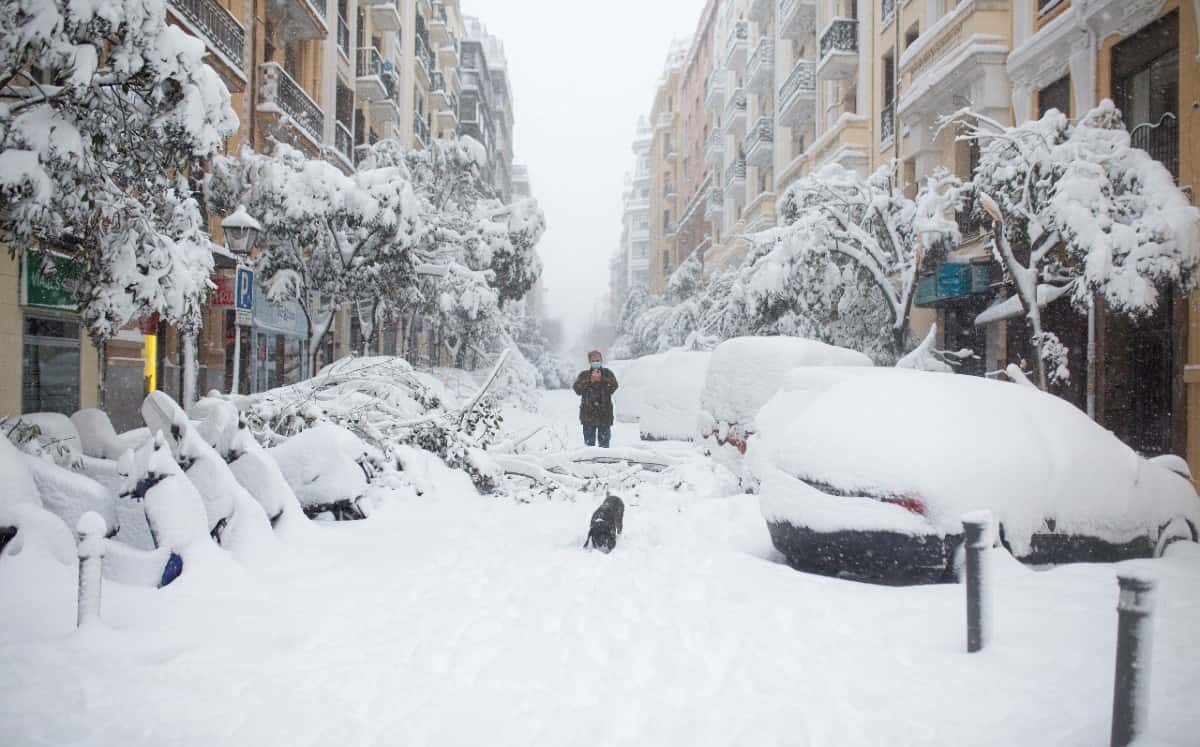 En España buscan quitar la nieve de las principales avenidas y rutas antes de la ola de frío