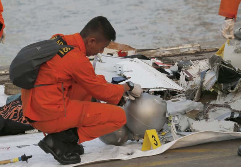 Localizan las cajas negras del Boeing 737-500 que se estrelló en Indonesia