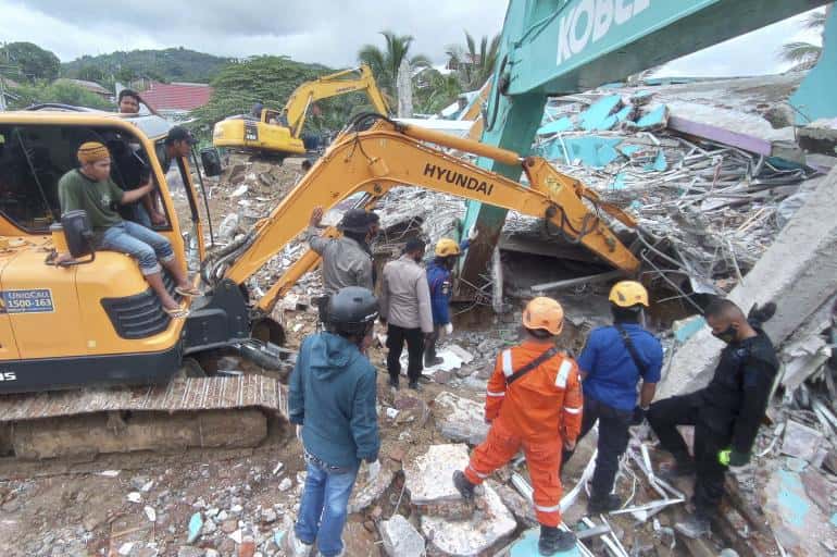 Asciende a 60 la cifra de víctimas fatales del sismo en Indonesia