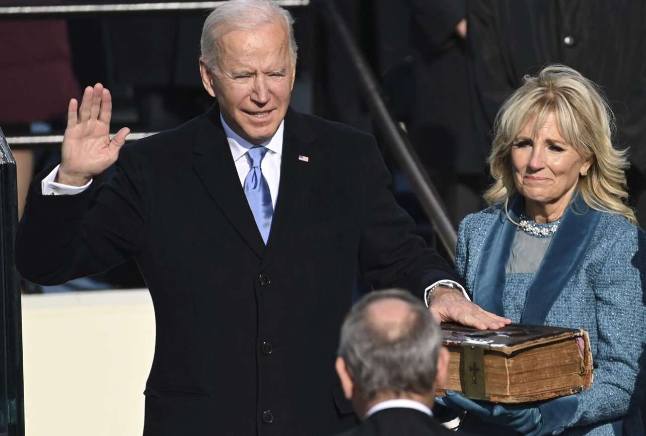Biden asume la presidencia y  promete "un nuevo día" para EEUU  