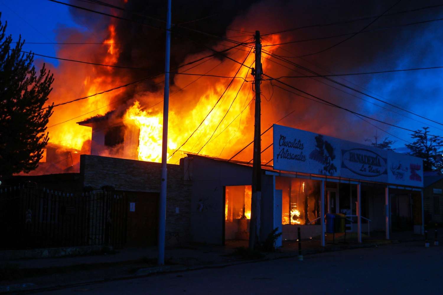 Con una "lluvia de donaciones", reconstruirán "en tiempo récord" la  panadería incendiada en Tolhuin
