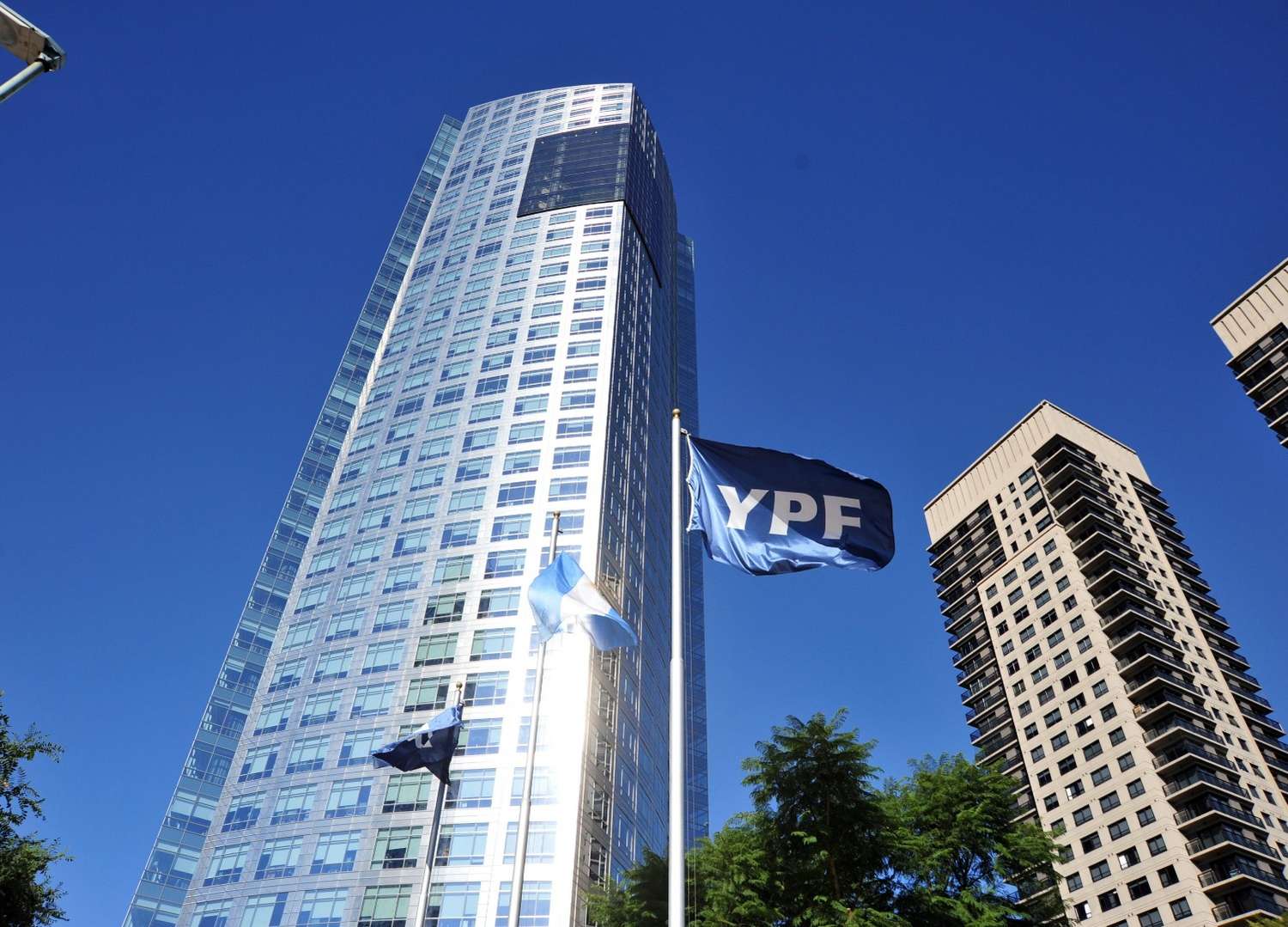 El edificio de YPF vale el 30 por ciento de lo que vale la empresa