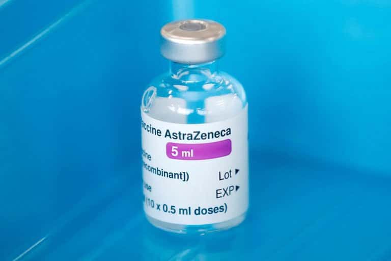 Vacunación para mayores de 65: la OMS avaló el uso de la vacuna de AstraZeneca y Oxford