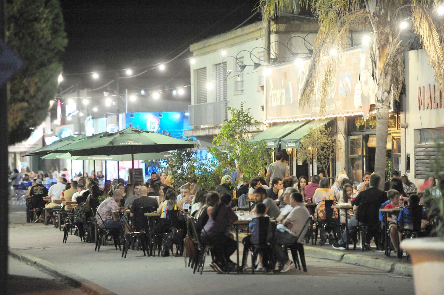 Sin la extensión horaria de cierre de restaurantes, “muchos turistas se quedarán sin el servicio”, dijo Giachello