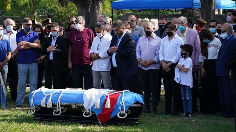 Los restos de Carlos Menem fueron sepultados ayer en La Tablada