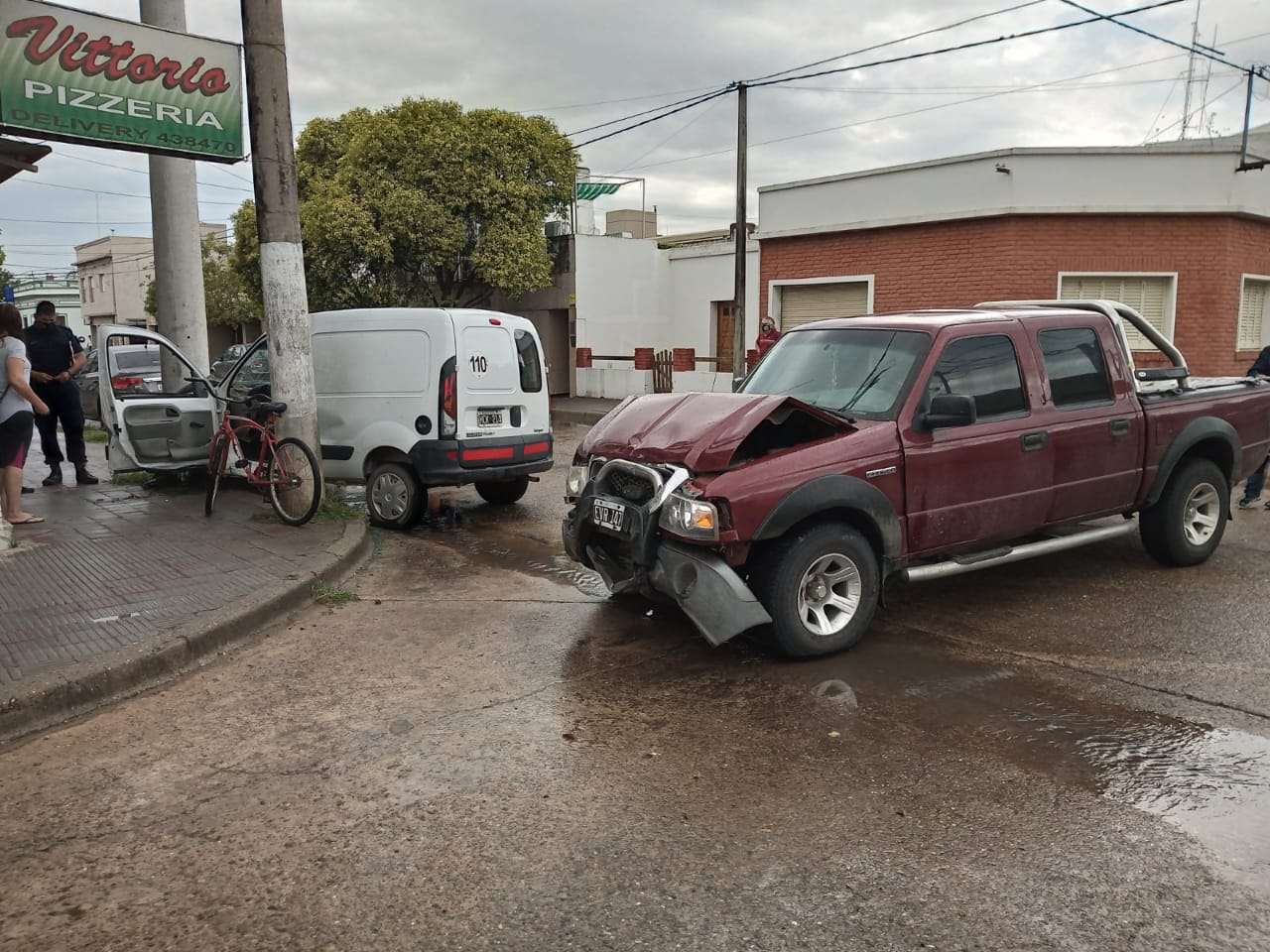 Choque con dos personas lesionadas en Corrientes y Luis N Palma 