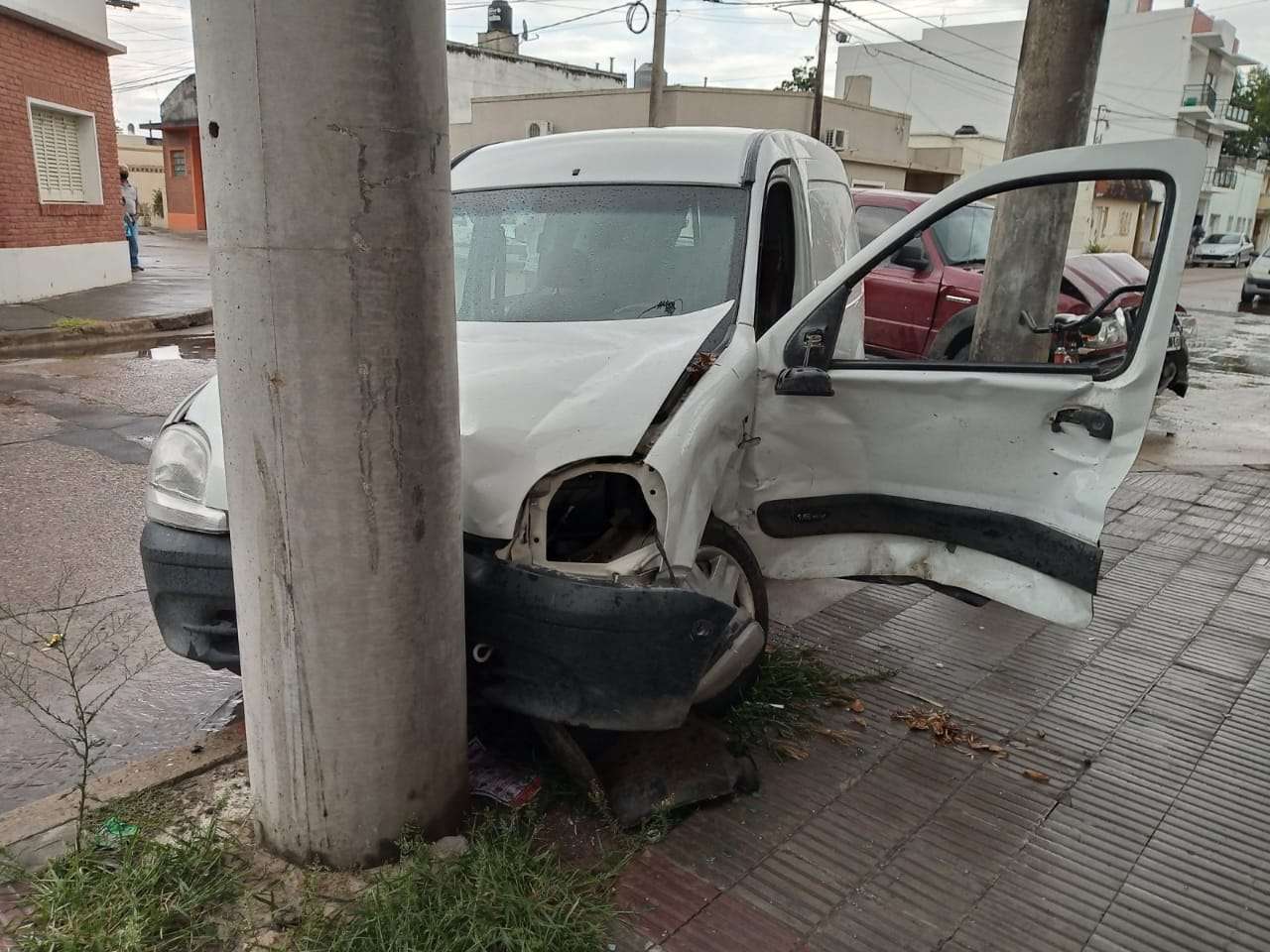 Choque con dos personas lesionadas en calles Corrientes y Luis N Palma
