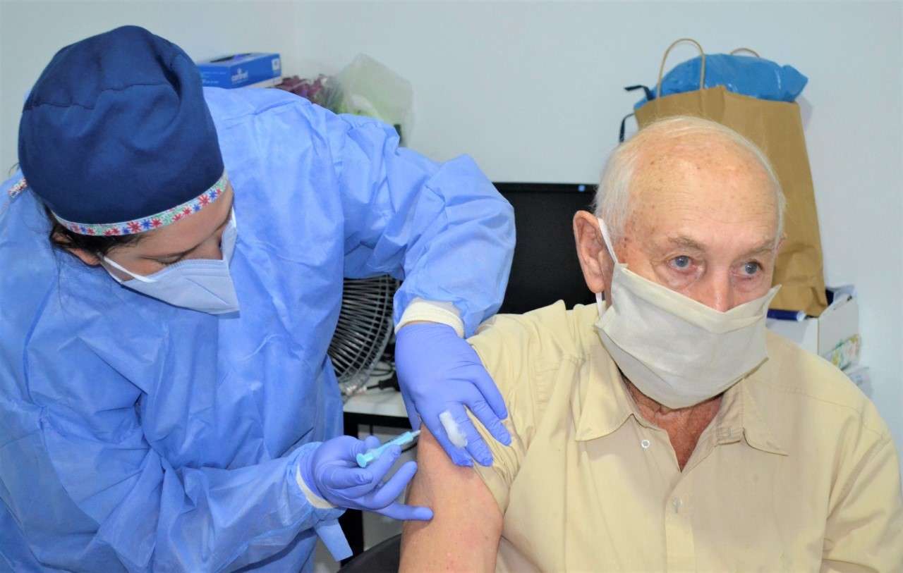 Vacunaron a unos 100 adultos mayores en Urdinarrain