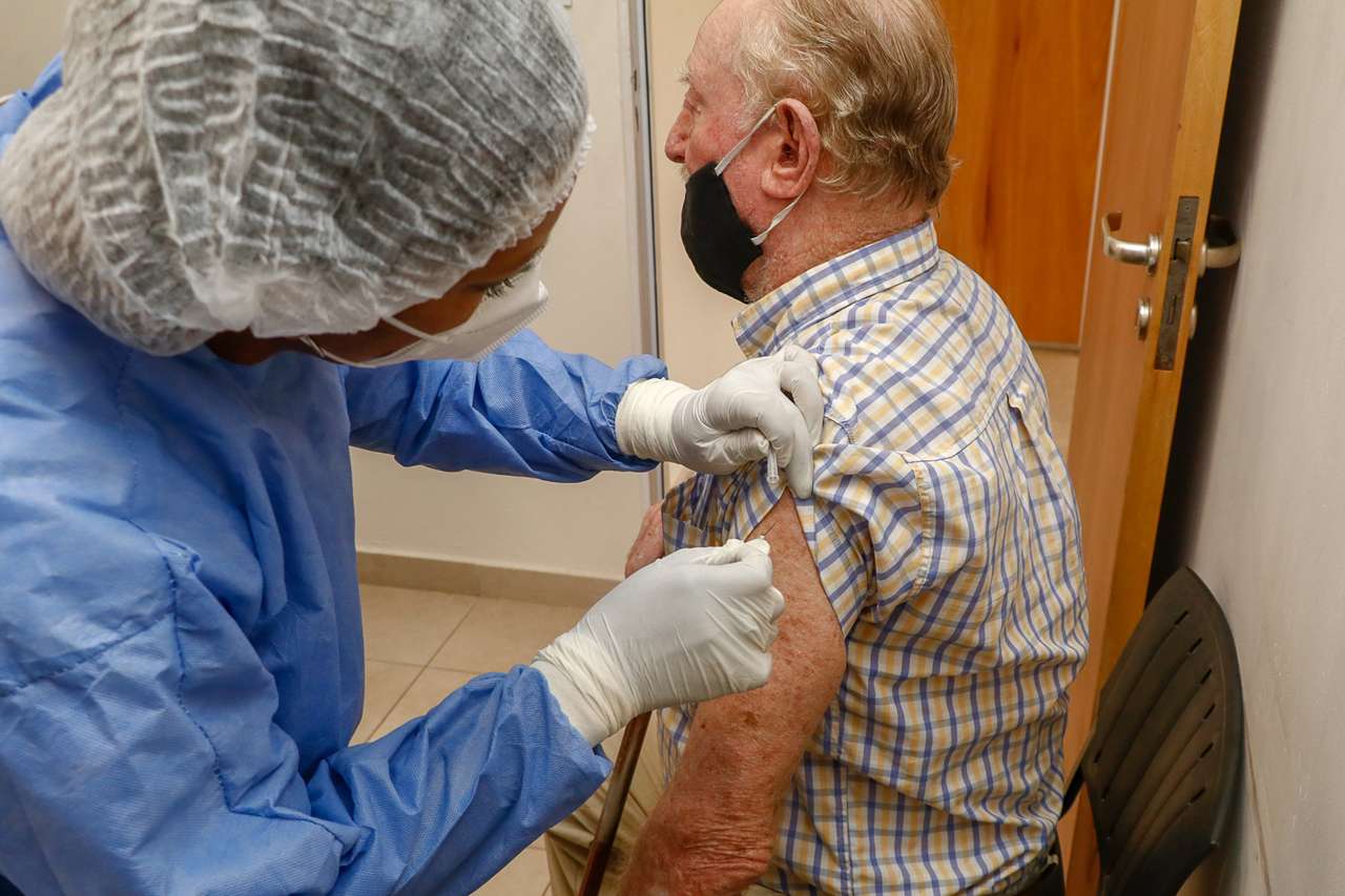 El Hospital Centenario espera más vacunas  para comenzar a inmunizar a los docentes 