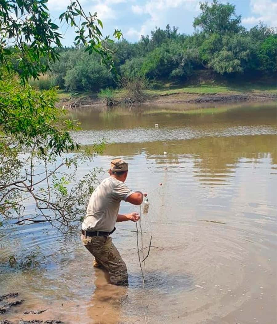 Secuestran varias redes de pesca que  atravesaban el río Gualeguaychú