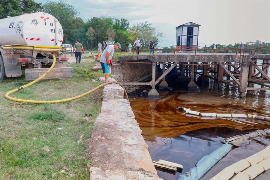La Municipalidad finalizó la limpieza del derrame sobre el río Gualeguaychú