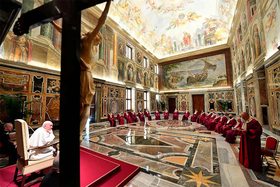 El Papa recortó el sueldo a cardenales