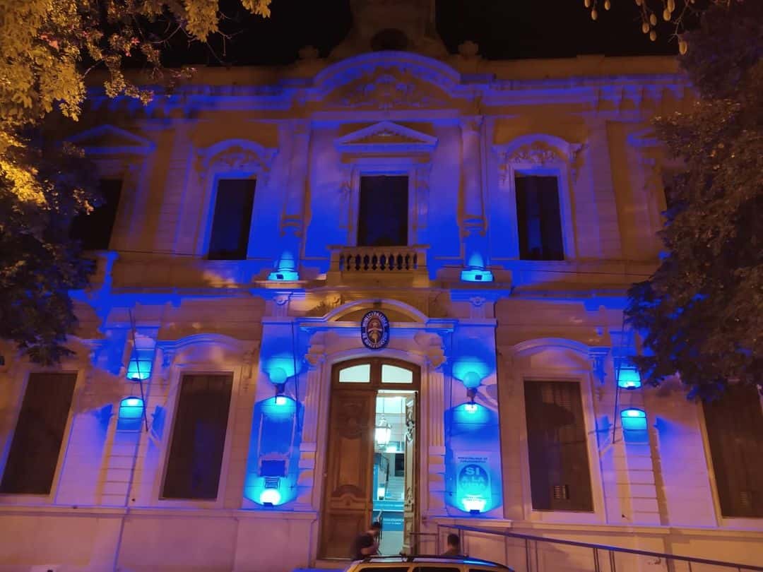Se iluminó la Municipalidad de azul, para conmemorar el Día Mundial del Autismo