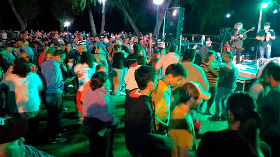Santa Elena: fiesta   y baile multitudinario  con el intendente, sin   barbijos ni protocolos