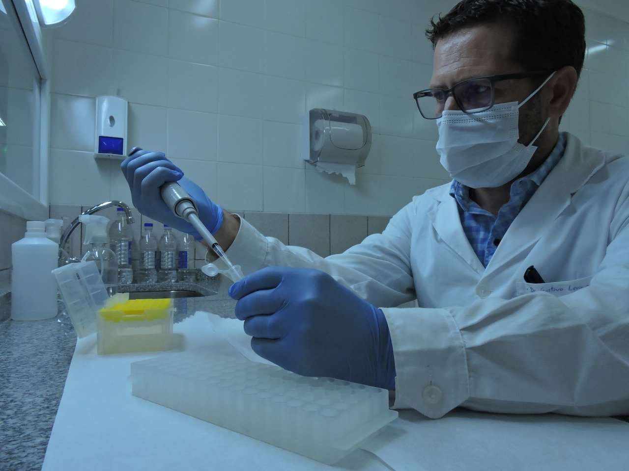 El laboratorio del Hospital Bicentenario    procesar las  muestras de Covid-19