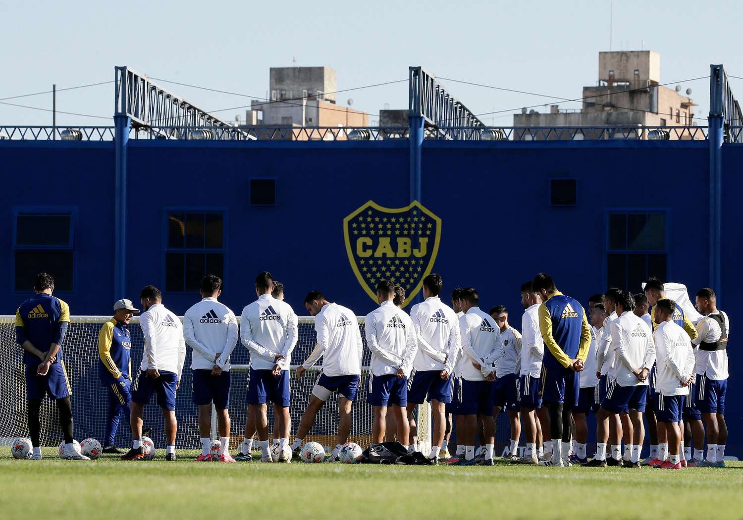 Boca busca encaminar la clasificación en su visita a Barcelona 