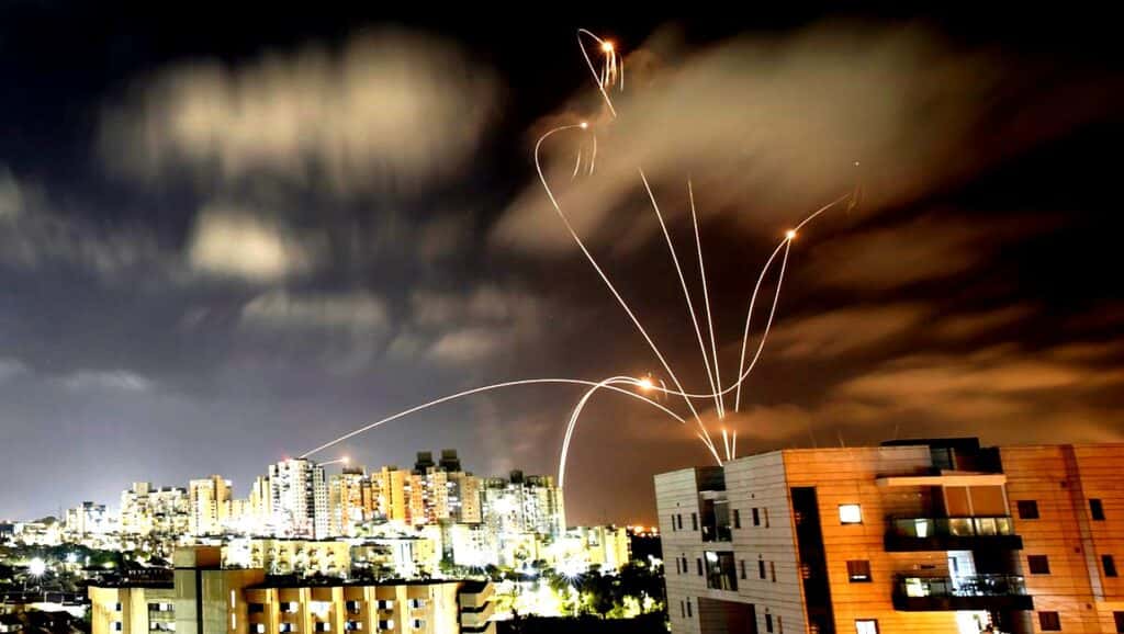 Israel y Hamas intensifican sus ataques mientras mediadores buscan una tregua