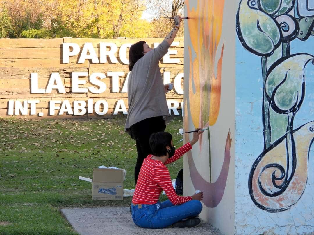 Larroque: Pintaron el “Mural 8M” y se instaló un stand sobre salud sexual 