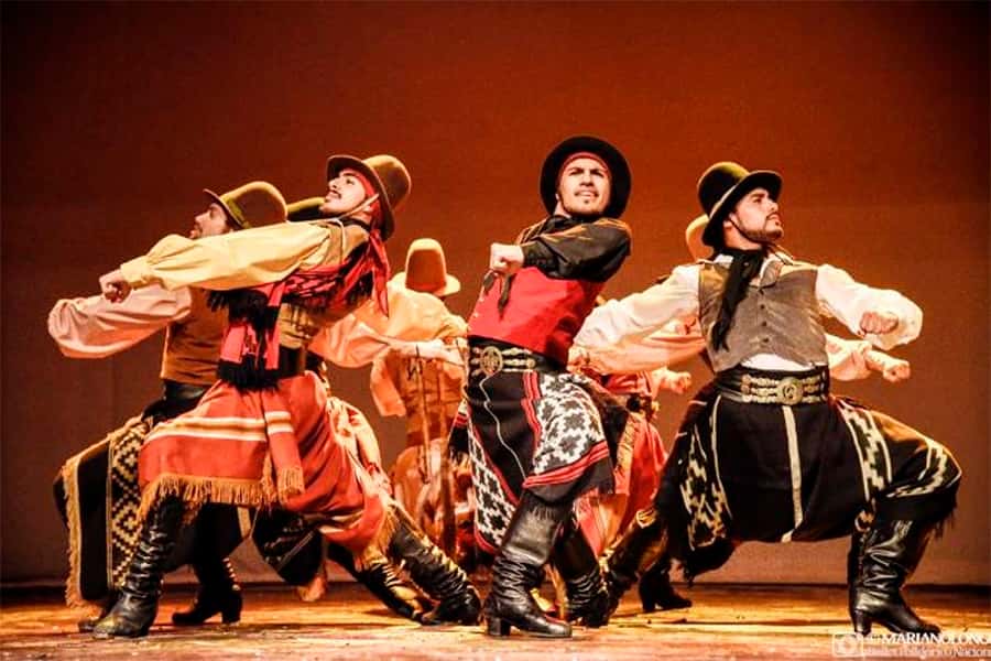 Becas para bailarines y bailarinas folklóricas
