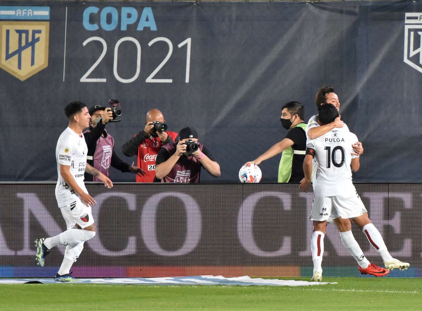 De la mano del “Pulga”, Colón venció a Independiente y jugará la final