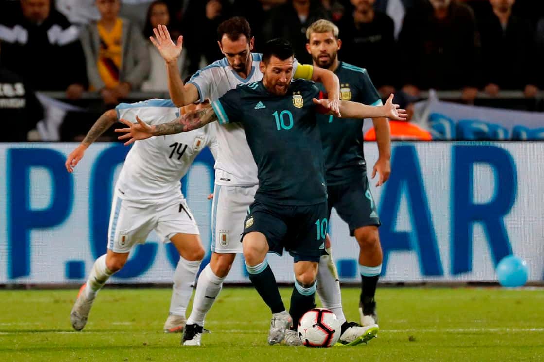  Argentina, con la urgencia de plasmar la idea, juega ante Uruguay que debuta