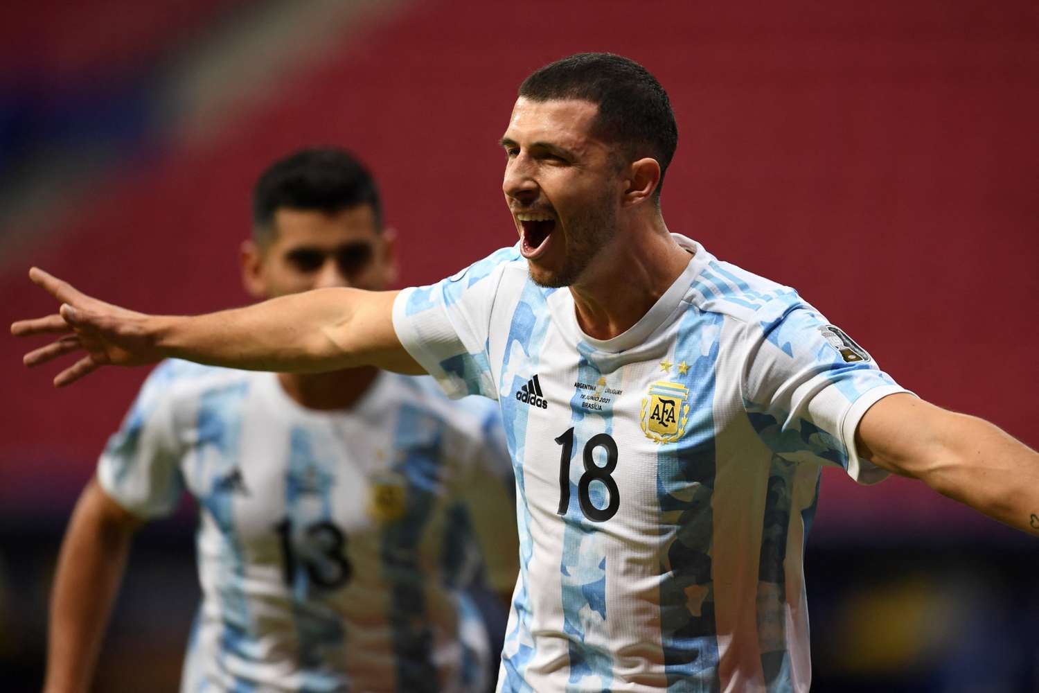 Argentina superó a Uruguay sin sobrarle nada, pero con buenos signos futbolísticos