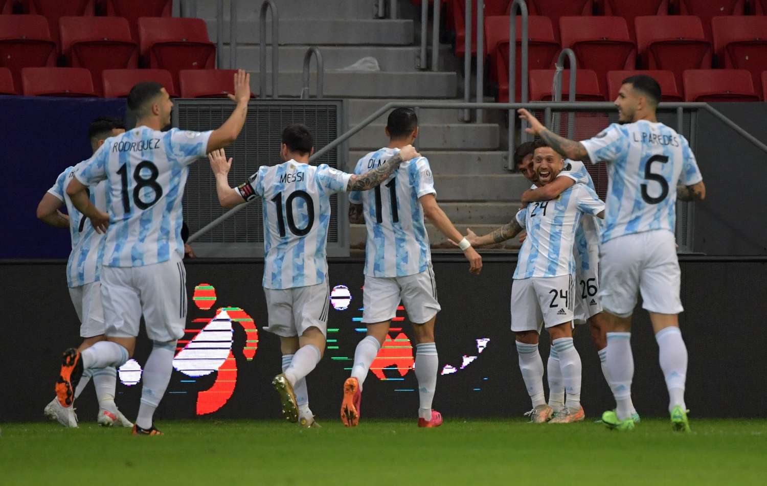 Argentina, sin brillar y con un Messi récord, pasó a cuartos de final tras superar a Paraguay