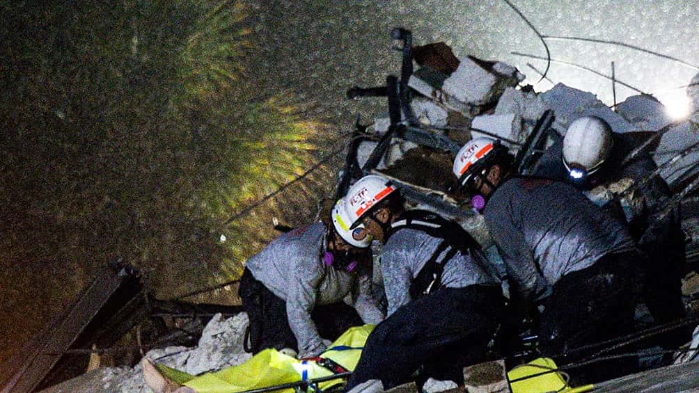 Suben a cuatro los muertos por el derrumbe del edificio en Miami y 159 los desaparecidos
