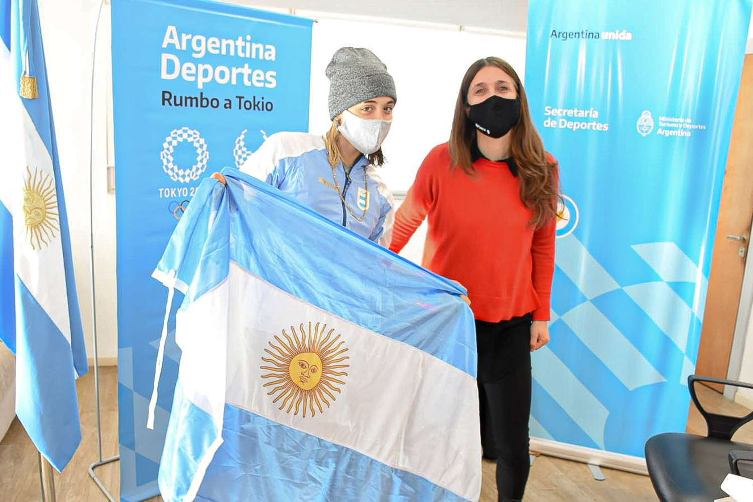 Secretaria de Deportes despidió y entregó banderas a atletas argentinos que irán a Tokio