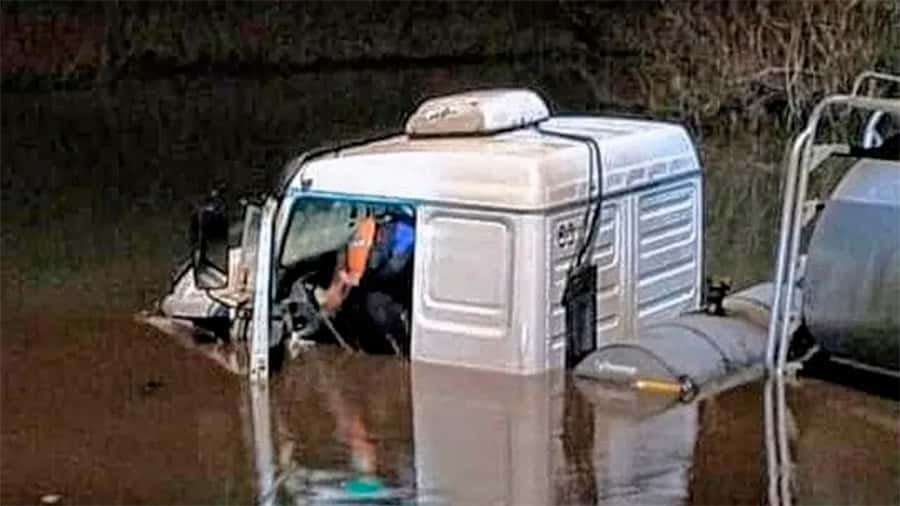 Un camión cisterna cayó al río Gualeguaychú  y su conductor fue rescatado por los Bomberos
