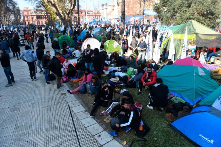 Organizaciones sociales ocuparon con carpas   la Plaza de Mayo para reclamar la libertad de Milagro Sala