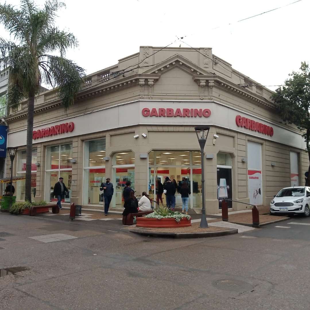 Garbarino sigue en una situación crítica y le debe dos meses de sueldo a los trabajadores