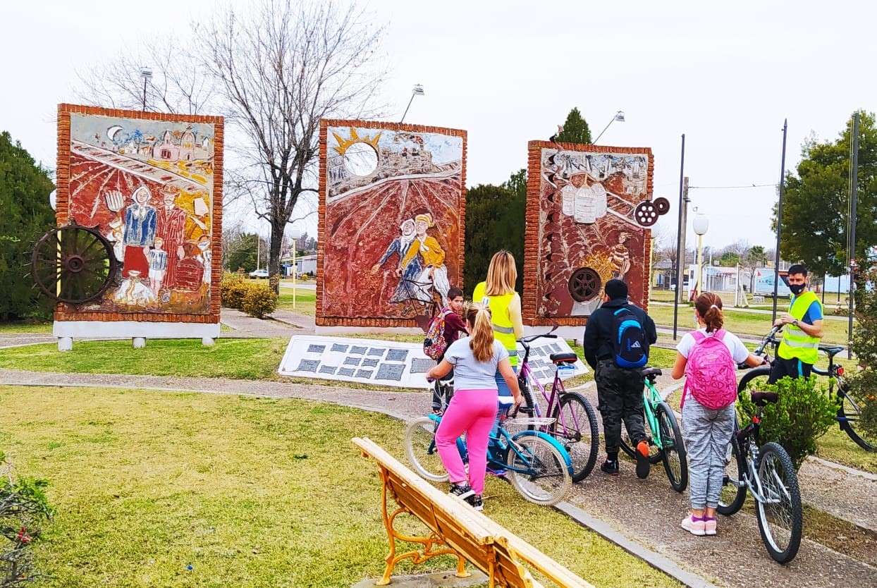 Urdinarrain: Realizaron un paseo urbano en bicicleta y relato histórico por la ciudad