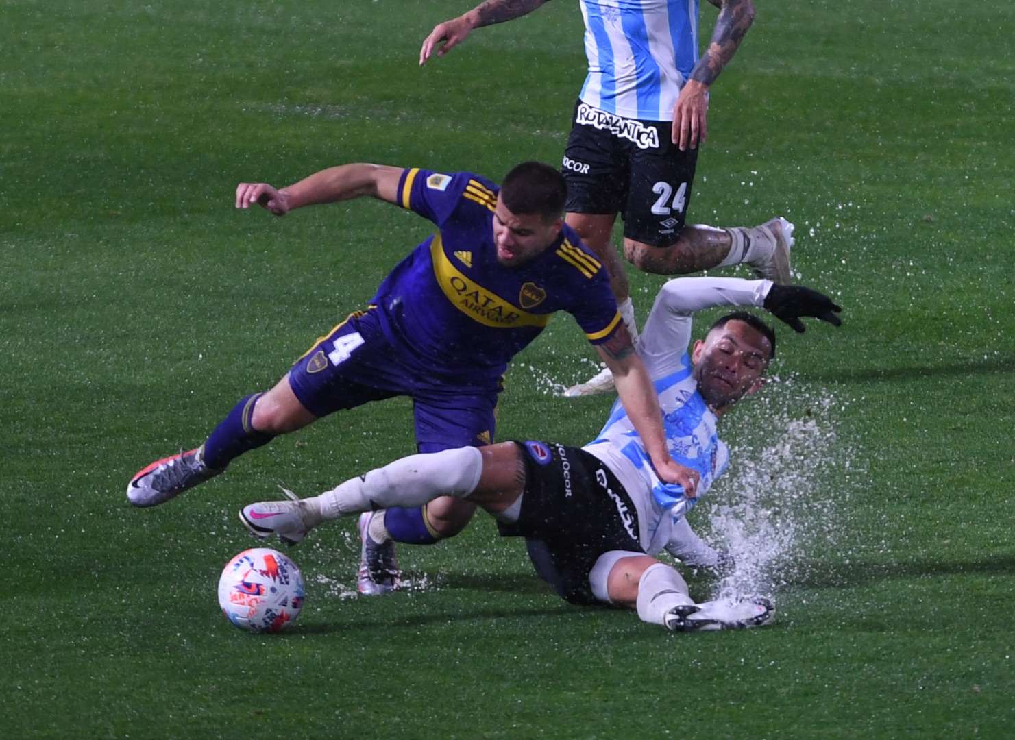 Boca y Argentinos fueron dos e  quipos "juniors" bajo la lluvia